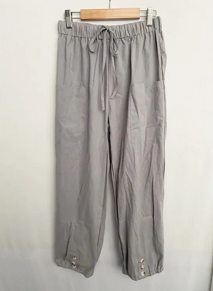 Locker geschnittene Sommer-Hose mit elastischem Bund und verstellbaren Beinabschlüssen
