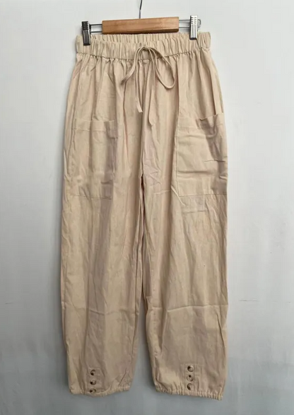 Locker geschnittene Sommer-Hose mit elastischem Bund und verstellbaren Beinabschlüssen