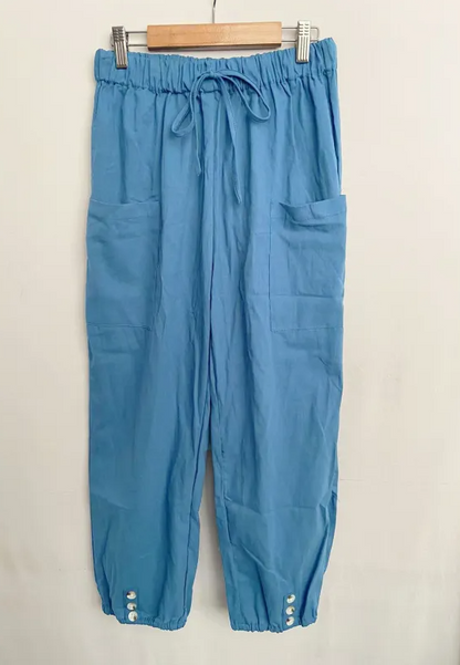 Locker geschnittene Sommer-Hose mit elastischem Bund und verstellbaren Beinabschlüssen