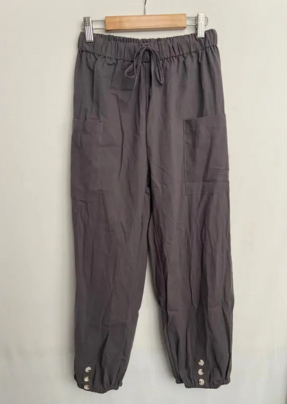 Locker geschnittene Sommer-Hose mit elastischem Bund und verstellbaren Beinabschlüssen