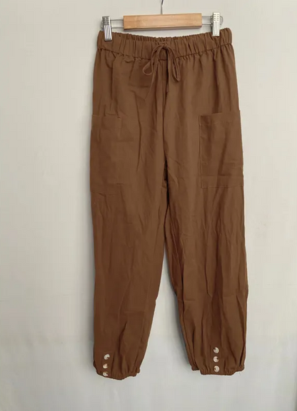 Locker geschnittene Sommer-Hose mit elastischem Bund und verstellbaren Beinabschlüssen