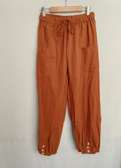 Locker geschnittene Sommer-Hose mit elastischem Bund und verstellbaren Beinabschlüssen