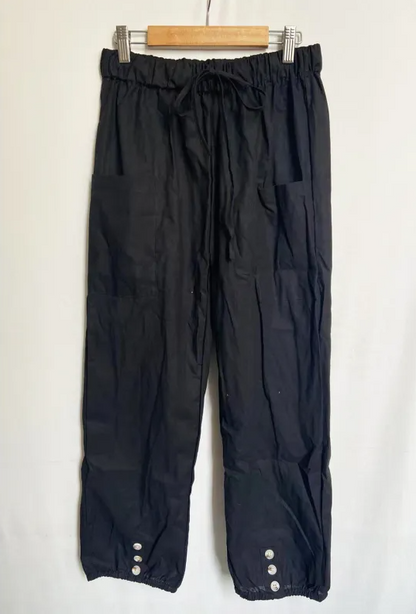 Locker geschnittene Sommer-Hose mit elastischem Bund und verstellbaren Beinabschlüssen