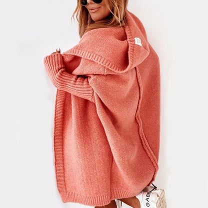 Gemütliche Damen-Strickjacke mit Kapuze im offenen Design