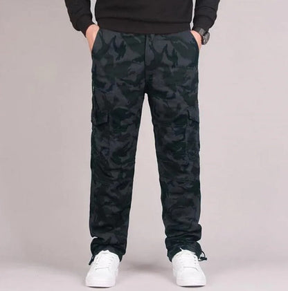 Funktionale Herren Cargohose mit aufgesetzten Taschen und geradem Schnitt
