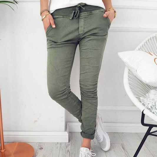 Schmal geschnittene Hose mit Kordelzug und Taschen