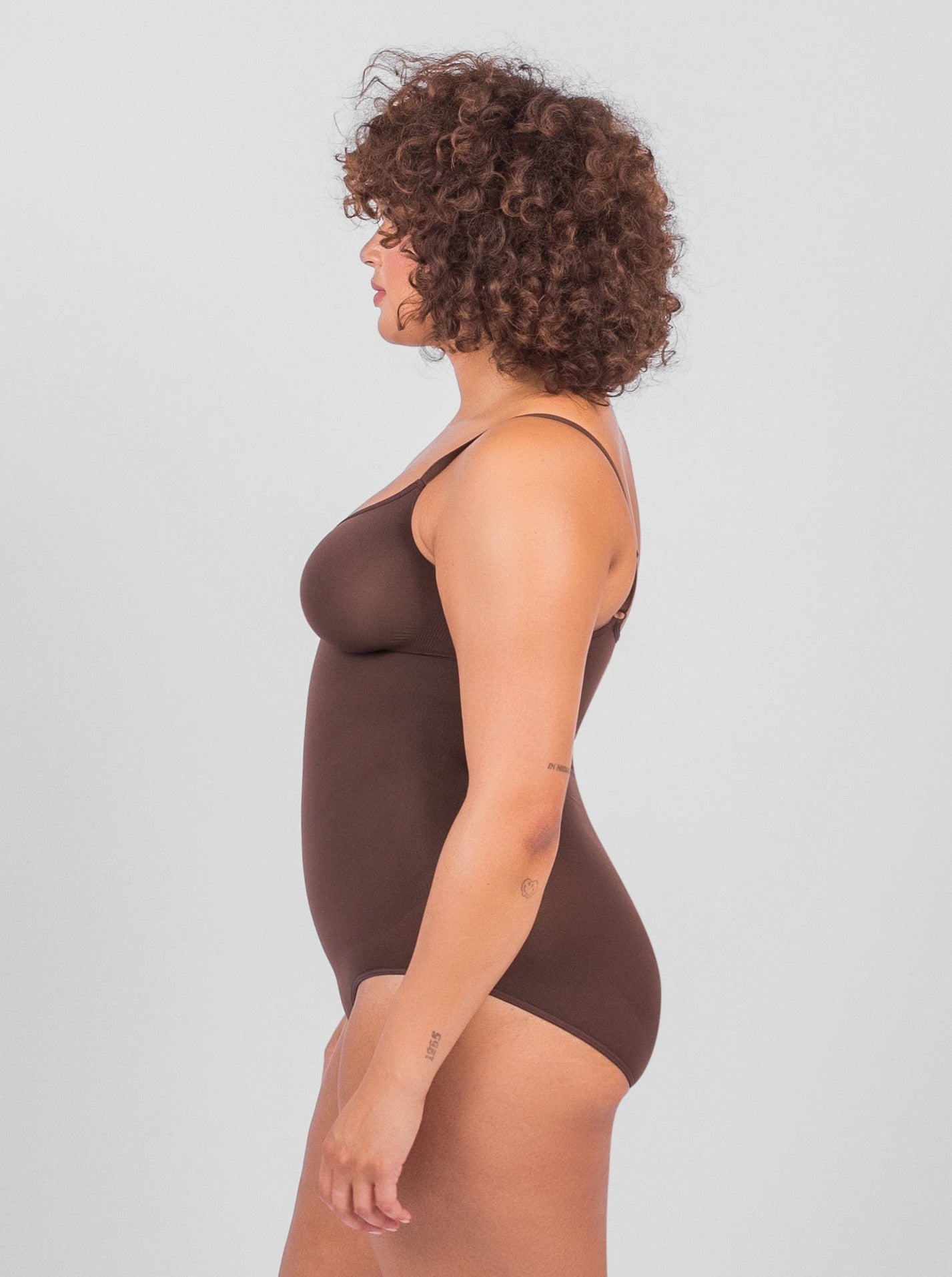 Elastischer Body mit tiefem Ausschnitt und breiten Trägern
