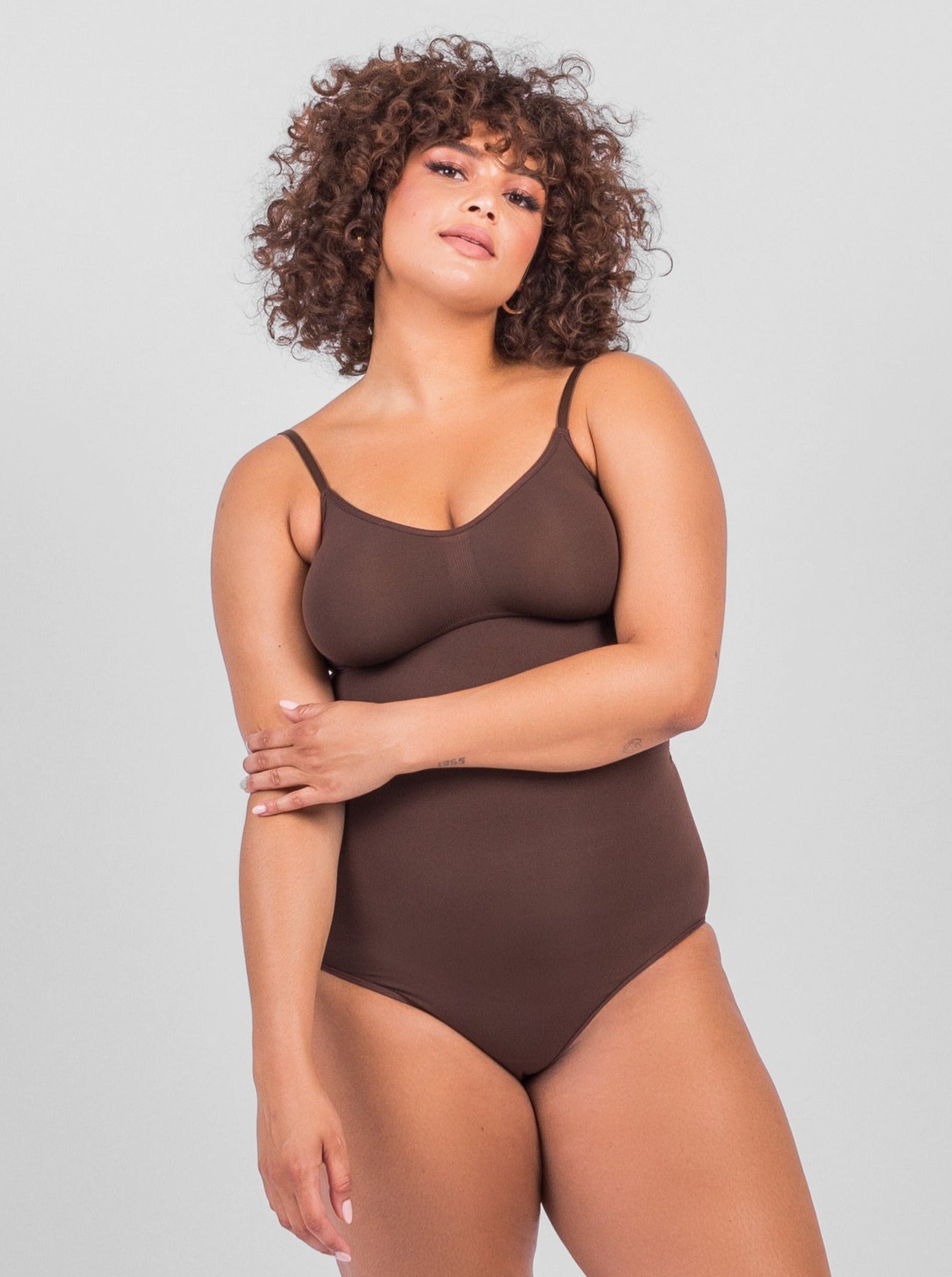 Elastischer Body mit tiefem Ausschnitt und breiten Trägern