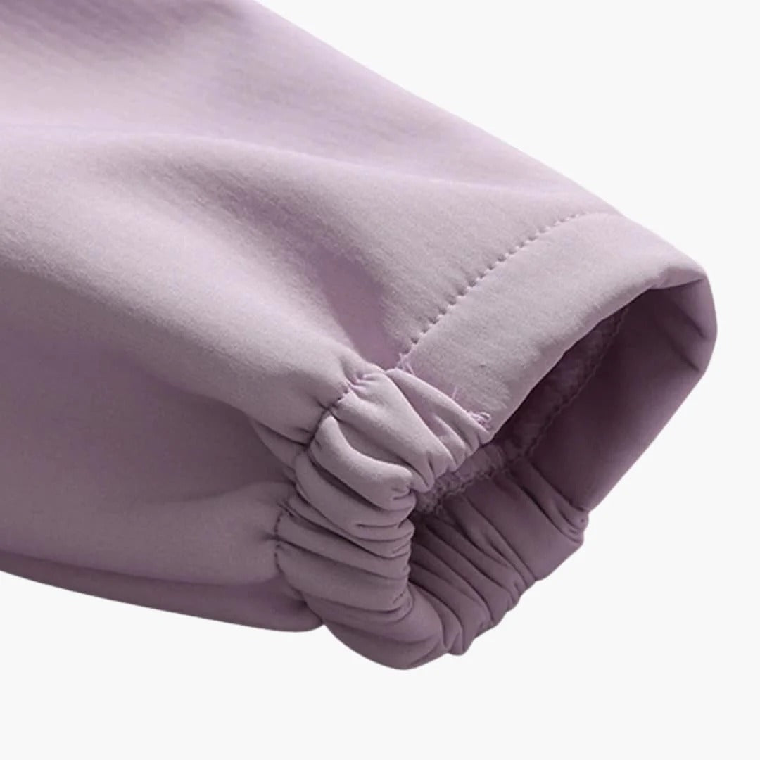 Damenjacke mit Kapuze und wetterbeständiger Oberfläche