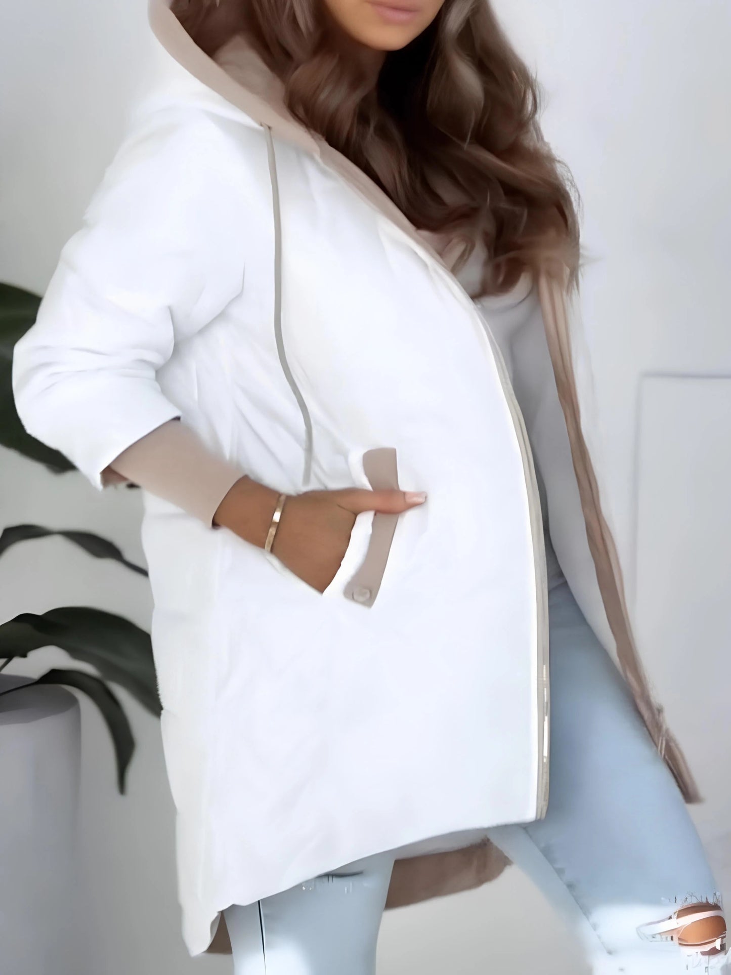 Damen-Steppjacke mit Kapuze und glänzender Oberfläche